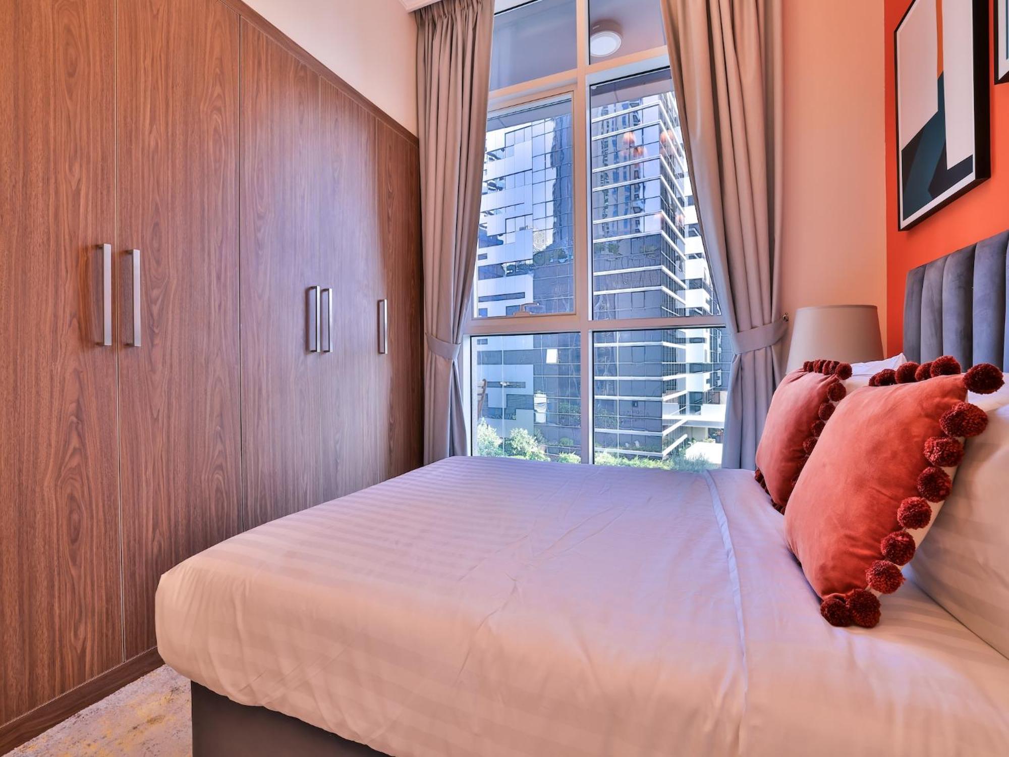 Luxe Near Mall Burj Khalifa Pool Gym Parking Apartment