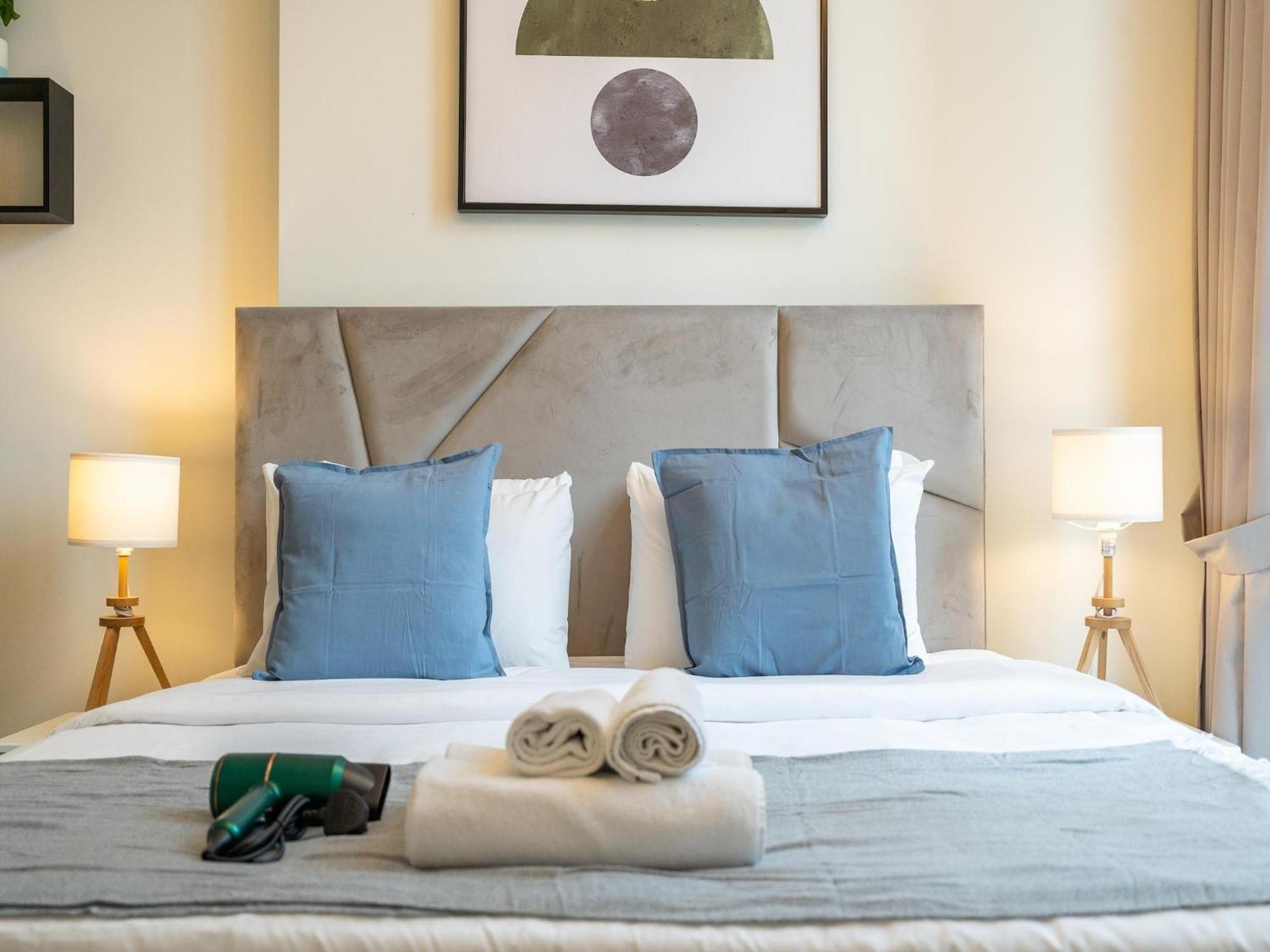 Apartment Luxe Near Mall Burj Khalifa Pool Gym Parking Dubai